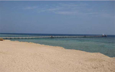 Пляж отеля Crowne Plaza Sands Port Ghalib 5*