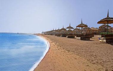 Пляж отеля Amwaj Oyuon Hotel & Resort 5*
