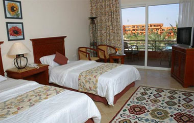 Standard room отеля Amwaj Oyuon Hotel & Resort 5*