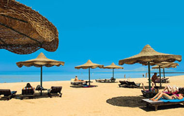 Пляж отеля Coral Sea Holiday Village Resort 5*