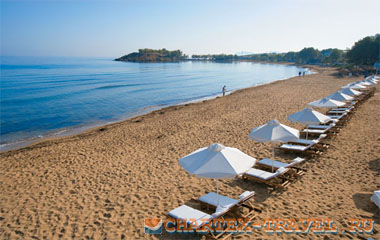 Пляж отеля Atlantica Kalliston Resort and Spa 5*