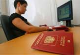 Около 100 тысяч москвичей с начала года оформили загранпаспорт через интернет.