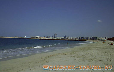 Общественный пляж Al Bateen Beach в Abu Dhabi.