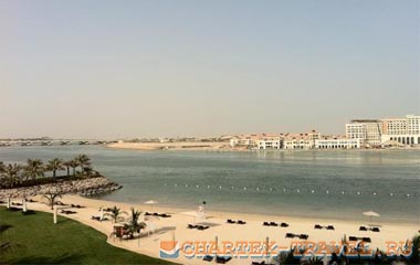Пляж отеля Traders Hotel Qaryat Al Beri Abu Dhabi 4*