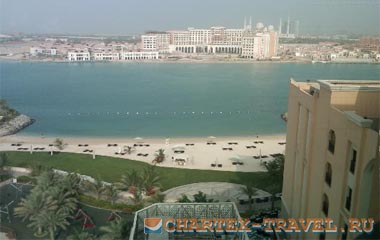 Пляж отеля Traders Hotel Qaryat Al Beri Abu Dhabi 4*