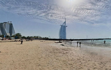 Пляж отеля Coral Al Khoory Hotel Apartments 4*
