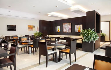 Ресторан отеля Holiday Inn Express Dubai-Safa Park 2*