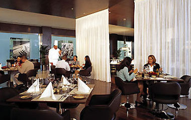 Ресторан отеляIbis World Trade Centre Dubai 3*