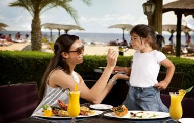 Ресторан отеля Fujairah Rotana Resort & Spa - Al Aqah Beach 5*