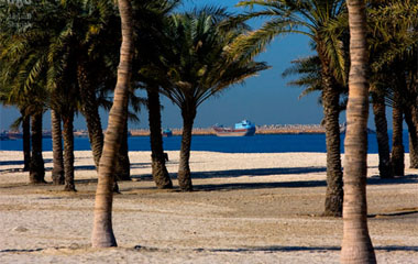 Пляж отеля Al Hamra Hotel 4*